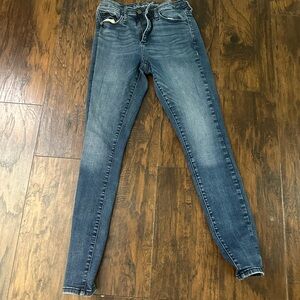 Universal Thread brand women's skinny jeans size 6/28R